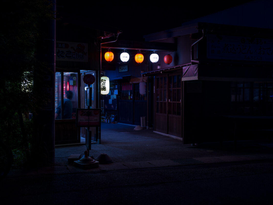 Cozy Tokyo alleys night ambiance, hidden Shinjuku gem