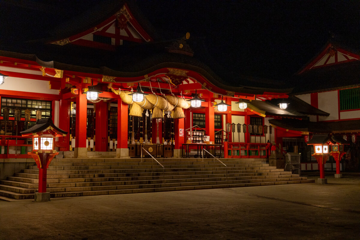 Taikodani Inari-jinja shrine at night, vermilion Shinto hall with lanterns and stone steps.