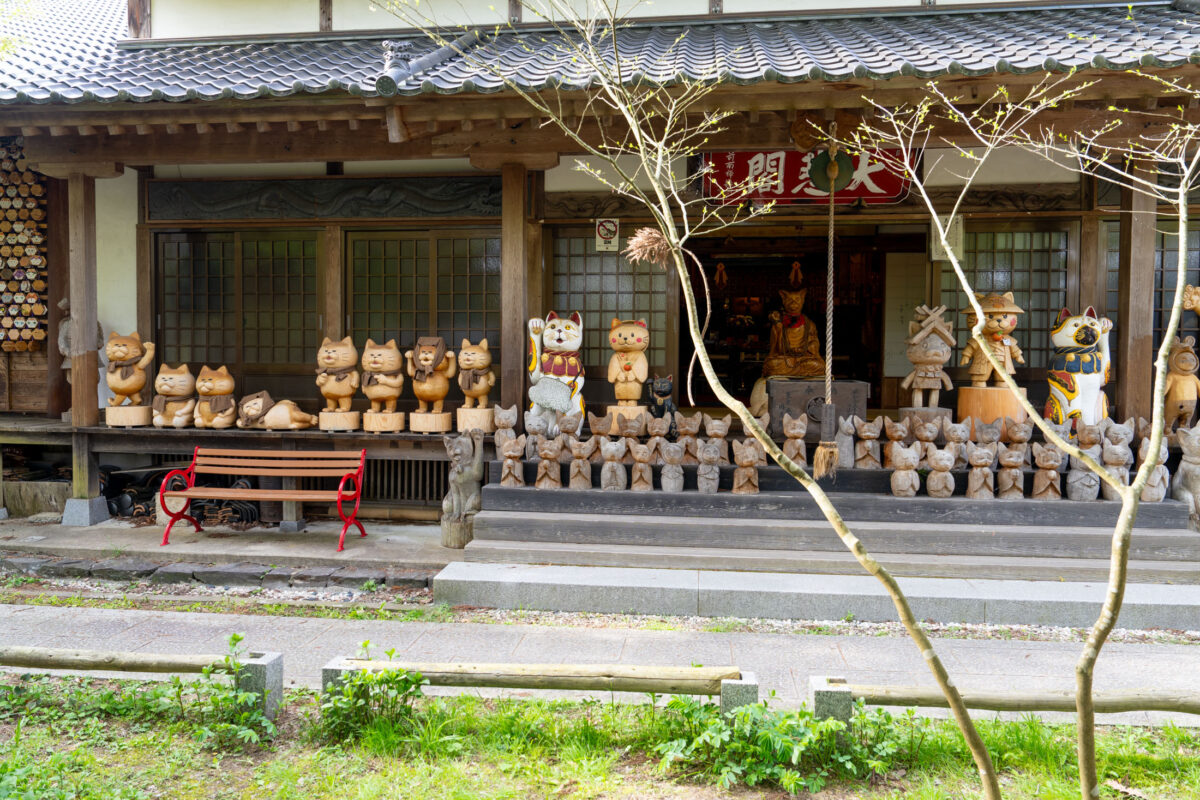 Unrin-ji Temple facade in Japan with rows of tanuki statues on the veranda.